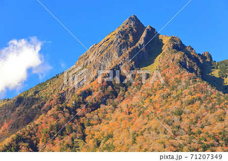 【愛媛県】晴天下の石鎚山紅葉 71207349