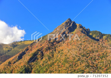 【愛媛県】晴天下の石鎚山紅葉 【愛媛県】晴天下の石鎚山紅葉 71207352