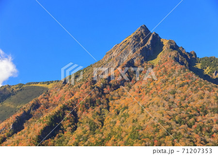 【愛媛県】晴天下の石鎚山紅葉 71207353