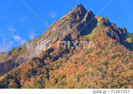 【愛媛県】晴天下の石鎚山紅葉 【愛媛県】晴天下の石鎚山紅葉 71207357