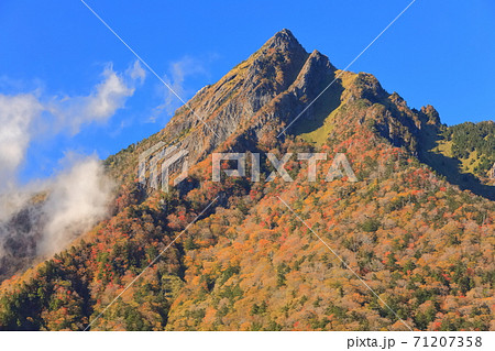 【愛媛県】晴天下の石鎚山紅葉 71207358