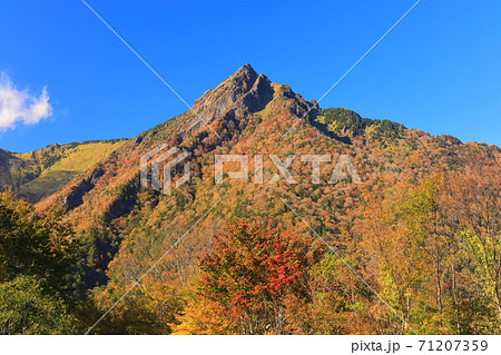 【愛媛県】晴天下の石鎚山紅葉 71207359