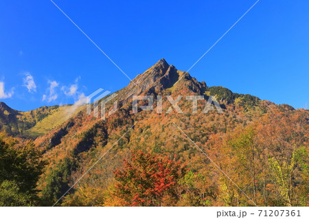 【愛媛県】晴天下の石鎚山紅葉 71207361