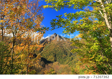 【愛媛県】晴天下の石鎚山紅葉 71207362