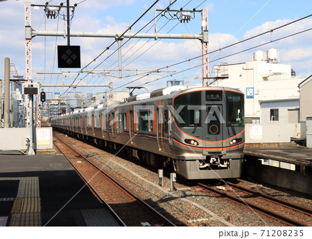 大阪環状線 桃谷駅の323系電車 大阪環状線 桃谷駅の323系電車 71208235