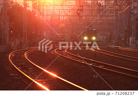 芦屋駅付近　夕暮れの線路 71208237