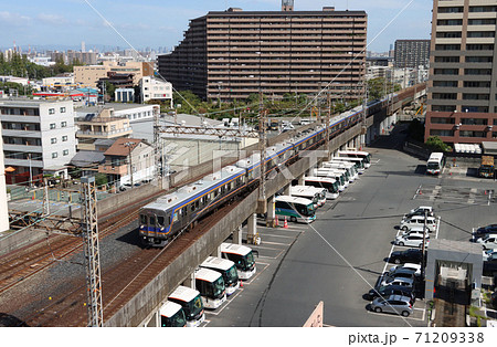 南海　堺駅に到着する電車 71209338