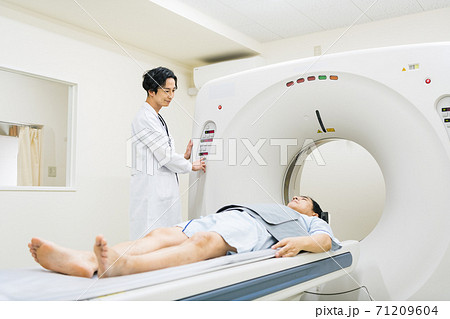 人間ドックのCT検査のイメージ 71209604