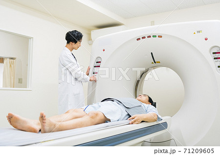 人間ドックのCT検査のイメージ 人間ドックのCT検査のイメージ 71209605
