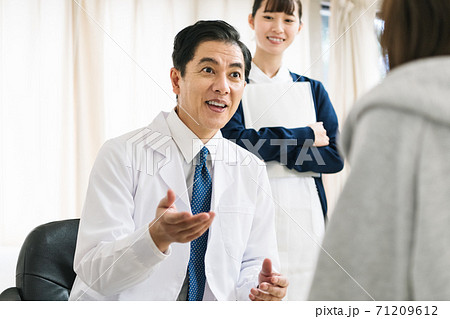 クリニックで診察する医師 71209612