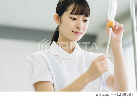 点滴の準備をする女性看護師 点滴の準備をする女性看護師 71209637