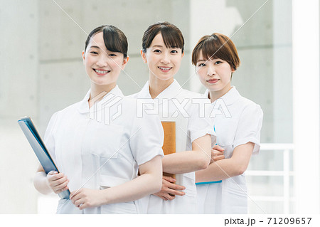 女性看護師3人のポートレート 71209657