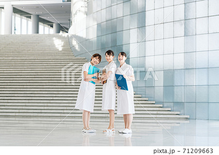 女性看護師3人のポートレート 71209663