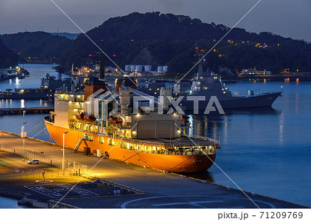 横須賀港の夜景【秋の横須賀】砕氷艦しらせ 71209769