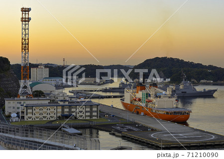 横須賀港の夕景【秋の横須賀】砕氷艦しらせ 71210090