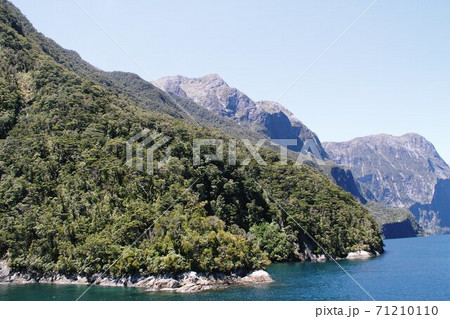 ニュージーランド ミルフォードサウンドの風景 ニュージーランド ミルフォードサウンドの風景 71210110