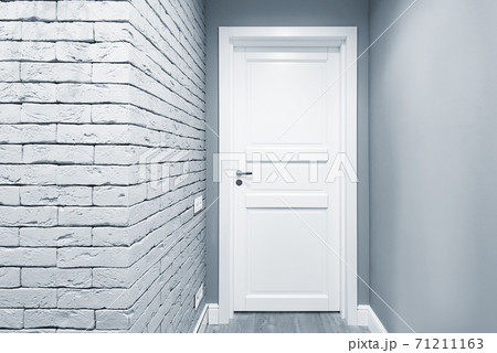 White door in the corridor of the new flat. White door in the corridor of the new flat. 71211163