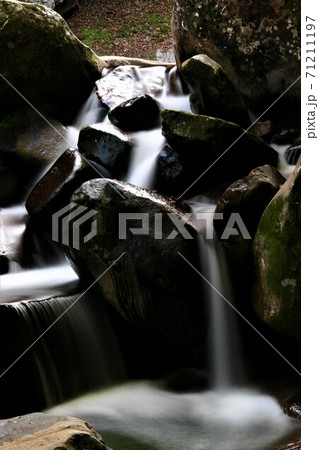 渓谷の岩肌を流れる渓流 渓谷の岩肌を流れる渓流 71211197