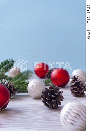 床又はテーブルの上のクリスマスツリーと飾り オーナメント クリスマス クリスマスの準備 片付けなどの写真素材