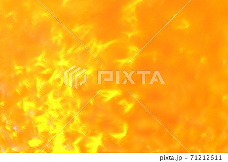 黄色・オレンジ色系抽象的背景 燃え上がるイメージ 黄色・オレンジ色系抽象的背景 燃え上がるイメージ 71212611