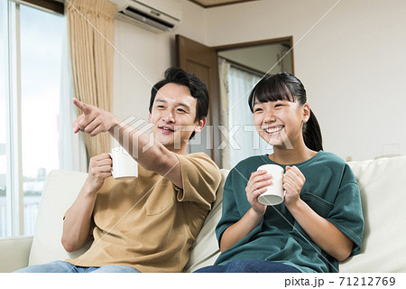 親子　テレビ　ビデオ　鑑賞 71212769
