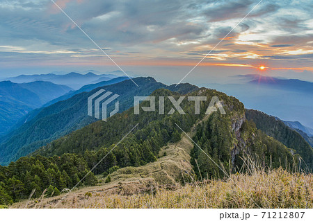 台湾 日の出 朝焼け 71212807