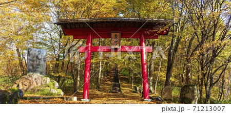 雨上がりの長老神社の風景　紅葉　宮城県七ヶ宿町 71213007