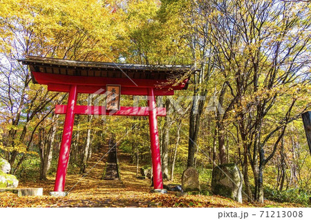雨上がりの長老神社の風景 紅葉 宮城県七ヶ宿町 雨上がりの長老神社の風景 紅葉 宮城県七ヶ宿町 71213008