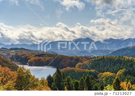 雨上がりの長老湖の風景　紅葉　宮城県七ヶ宿町 71213027