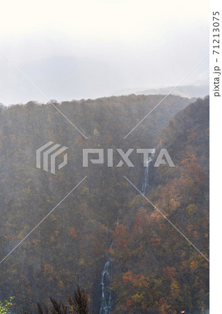 あられが降る宮城蔵王滝見台の風景　宮城県蔵王町 71213075