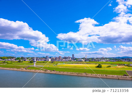 枚方市の街並と淀川河川敷 71213356