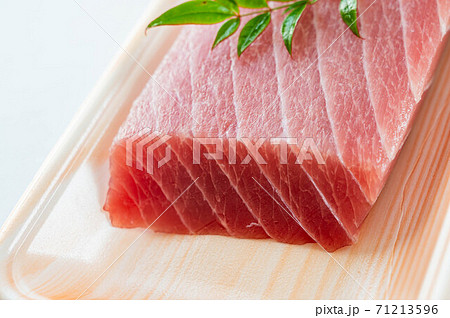 脂がのった柵のまぐろ 脂がのった柵のまぐろ 71213596