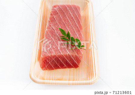 脂がのった柵のまぐろ 71213601