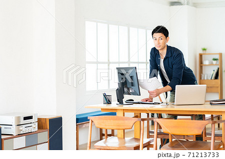 テレワーク 男性 リビング ライフスタイル リモートワーク ニューノーマル ビジネス テレワーク 男性 リビング ライフスタイル リモートワーク ニューノーマル ビジネス 71213733