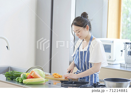 料理する女性 71214881