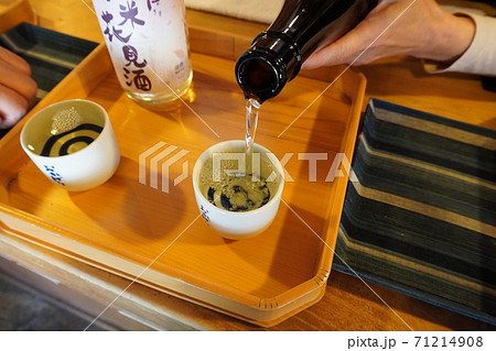 「日本酒、お猪口にそそぐ」 71214908