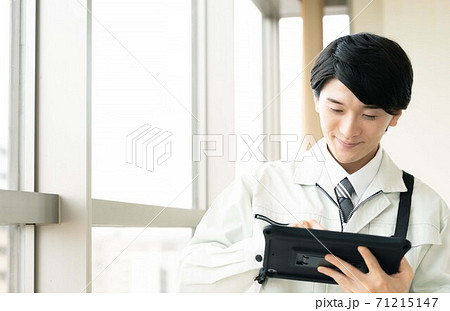 保守点検をする男性 71215147
