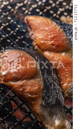 北海道の新鮮で美味しい鮭の炭火焼 71215751