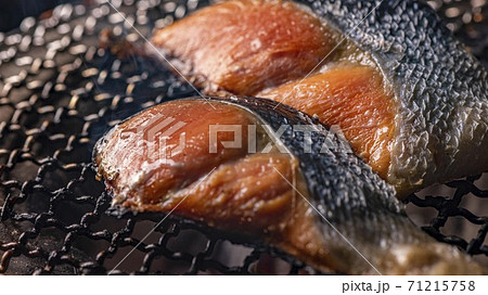 北海道の新鮮で美味しい鮭の炭火焼 北海道の新鮮で美味しい鮭の炭火焼 71215758