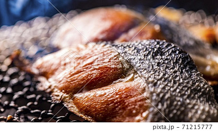 北海道の新鮮で美味しい鮭の炭火焼 71215777