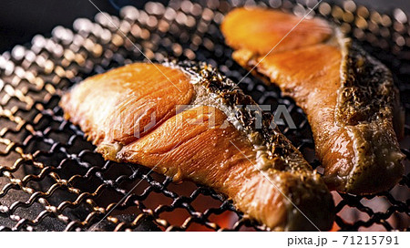 北海道の新鮮で美味しい鮭の炭火焼 71215791