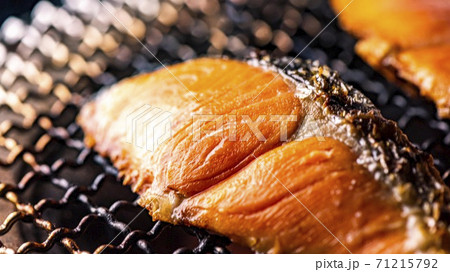 北海道の新鮮で美味しい鮭の炭火焼 71215792