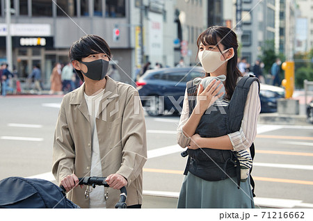 マスクをしてショッピングをする家族・赤ちゃん・子育てファミリー 71216662