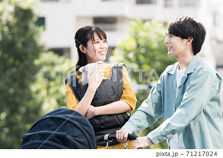 ベビーカーを押して歩く若い夫婦・子育てファミリー ベビーカーを押して歩く若い夫婦・子育てファミリー 71217024