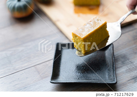 かぼちゃプリンのサーブ かぼちゃプリンのサーブ 71217629