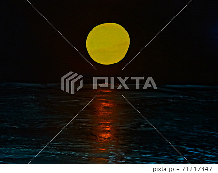 闇夜の月と海 71217847