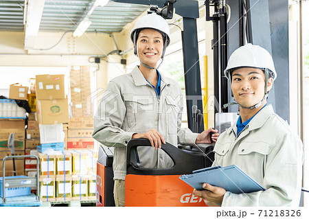 フォークリフトを運転する女性作業員 フォークリフトを運転する女性作業員 71218326
