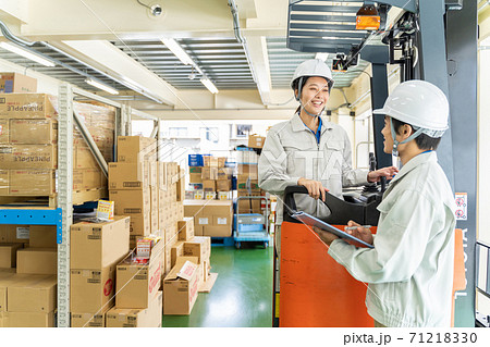 フォークリフトを運転する女性作業員 フォークリフトを運転する女性作業員 71218330
