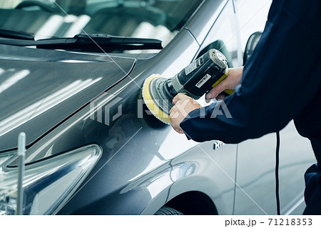 車を磨く男性 車を磨く男性 71218353