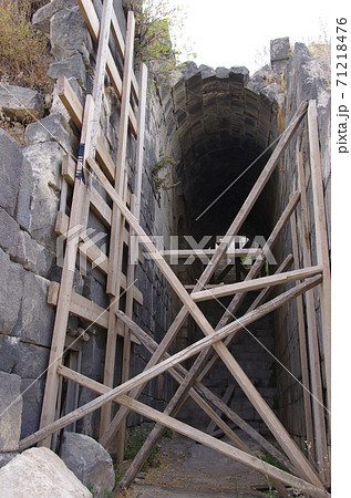 【ヨルダン】イルビッド、ウンムカイス遺跡の崩れかかった箇所を支える木材 【ヨルダン】イルビッド、ウンムカイス遺跡の崩れかかった箇所を支える木材 71218476